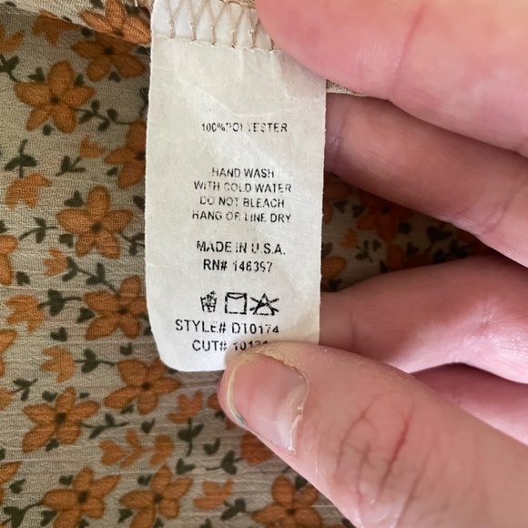 Lane 201 (Endless Blu) Cropped Tan Floral Top with Tie Back Large - Picture 4 of 6